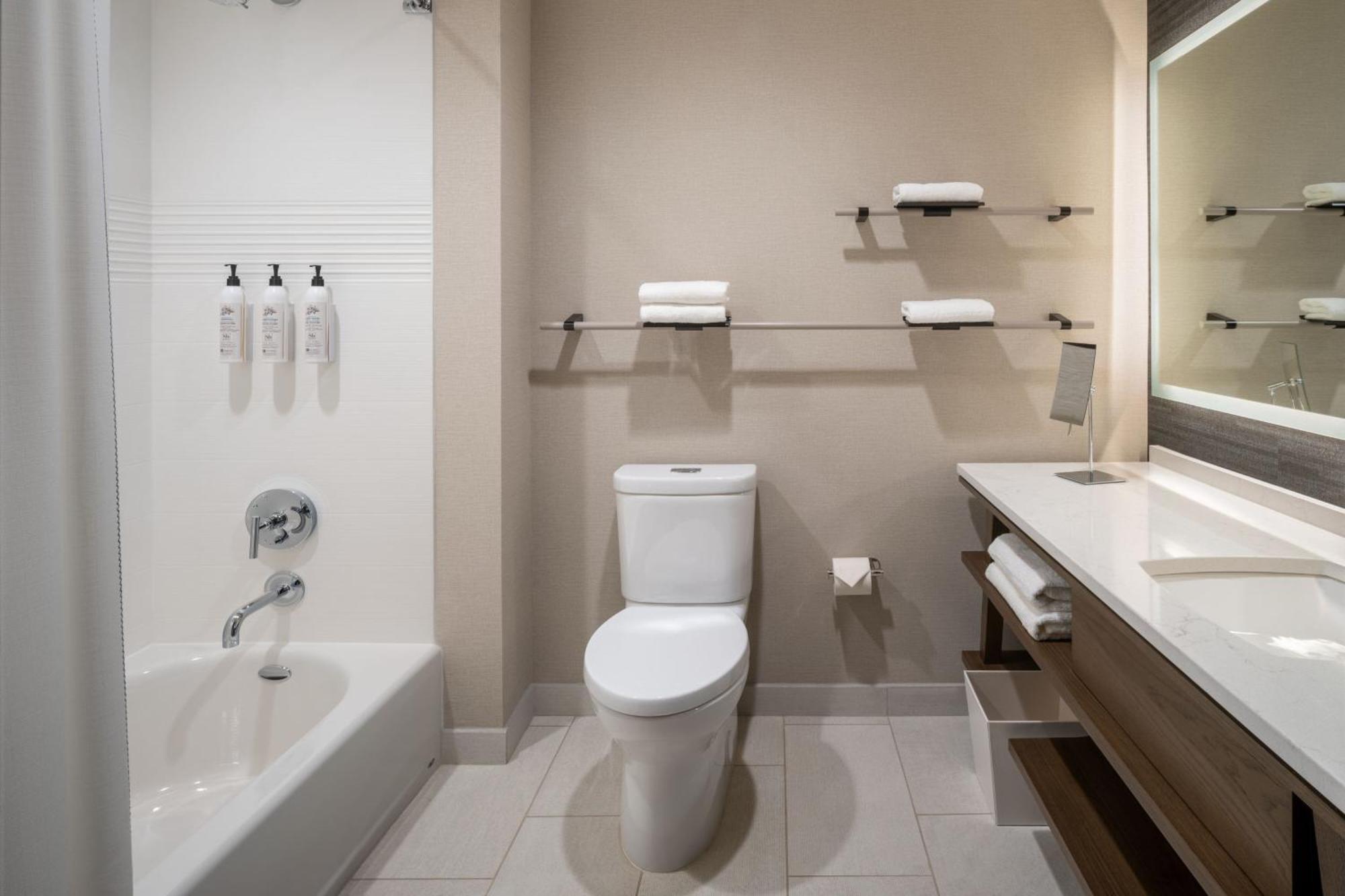 Delta Hotels By Marriott Wichita Falls Convention Center ภายนอก รูปภาพ
