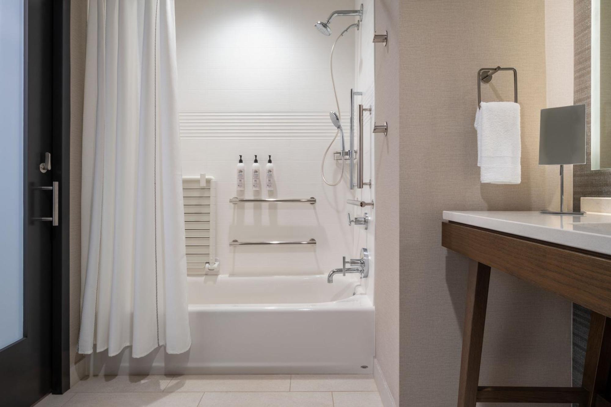 Delta Hotels By Marriott Wichita Falls Convention Center ภายนอก รูปภาพ