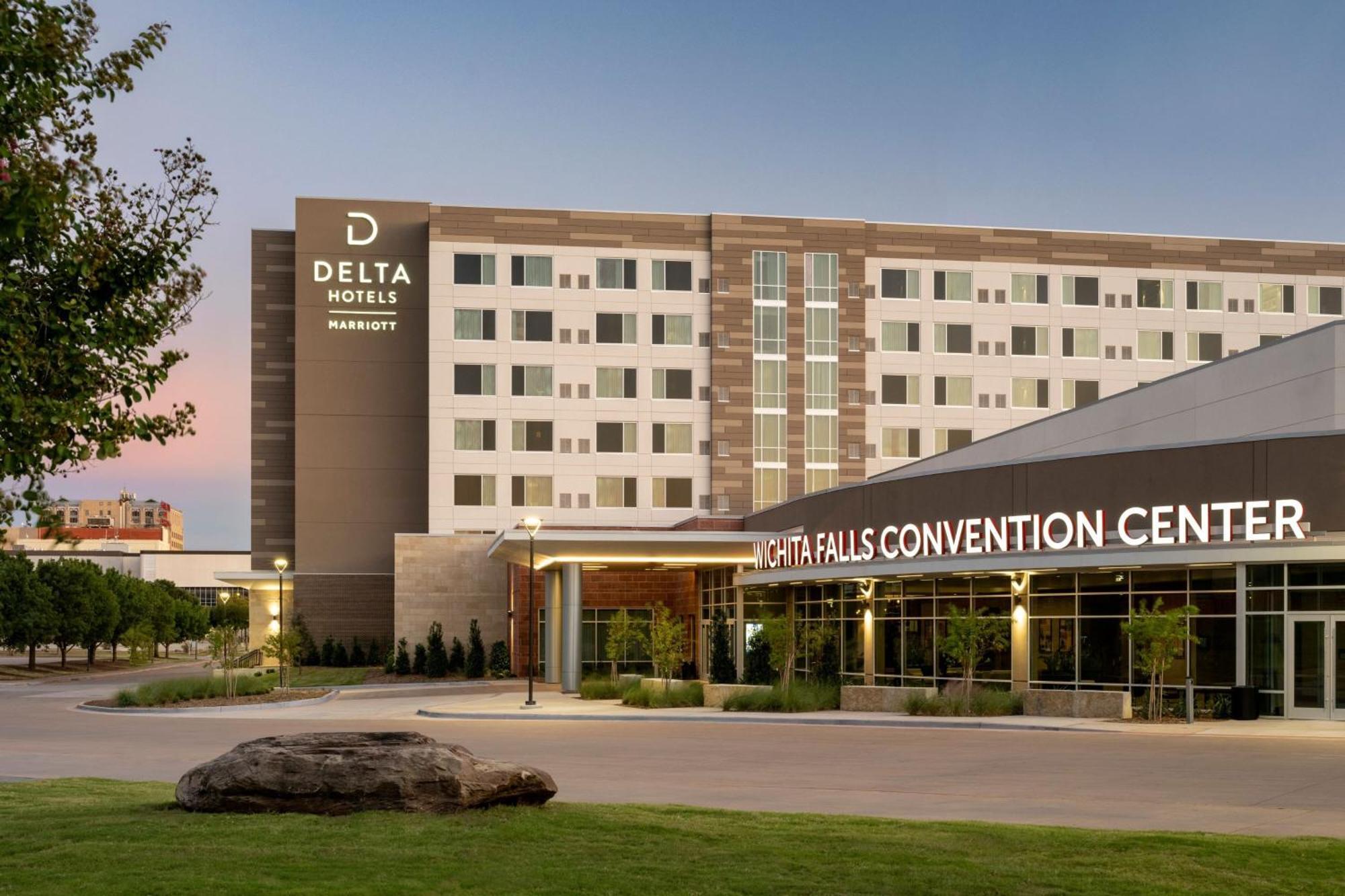 Delta Hotels By Marriott Wichita Falls Convention Center ภายนอก รูปภาพ